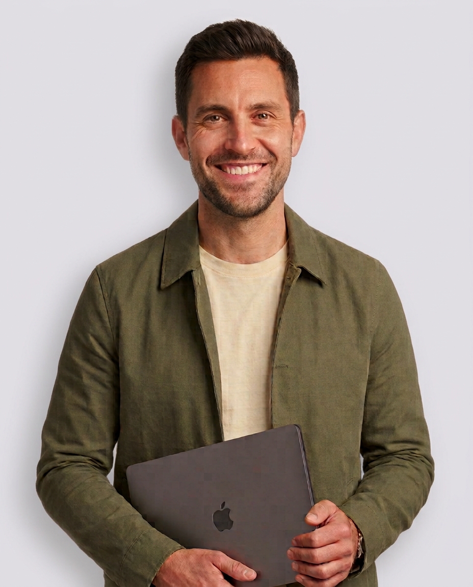 Org-Planner maker holding a laptop